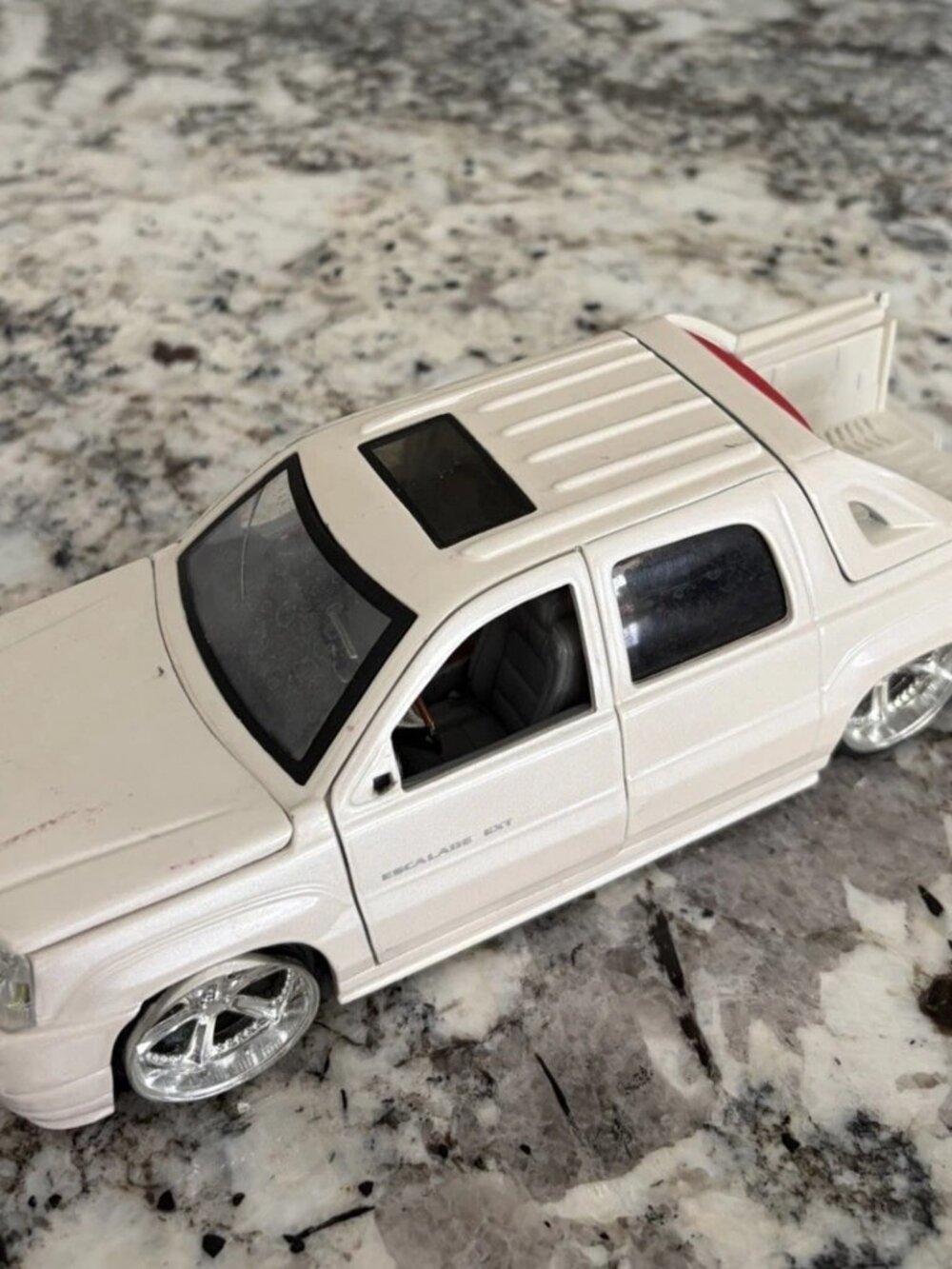 Jada Dub City Cadillac Escalade EXT 1/24 Diecast Toy
